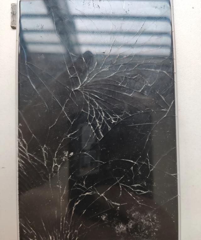 手机外屏碎了一点需要换膜盖吗,手机外屏碎了一点可以换钢化膜吗图1
