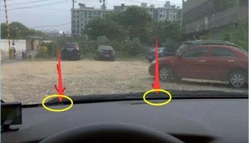 开车时如何判断前后左右的车距(手动挡汽车怎样判断前后左右车距)图1
